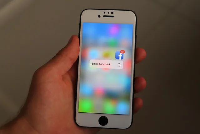 iphone, smartphone, social media, phone, mobile phone, icon, display, app, social networks, internet, social, facebook. Manchester, Leeds and Birmingham social media course prices and formats compared