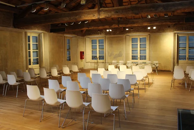 room, conference, chairs, conference room, professional training, workshop, seminary, teaching, professional updating, meeting, classroom, meeting hall, conference, conference, conference, conference room, workshop, workshop, workshop, workshop, workshop, teaching, teaching, teaching, meeting. Social media training business models compared per learner